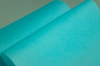 Plain woodpulp spunlace nonwoven material for industrial cleaning and maintenance applications