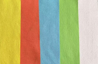 Colored PET/PA6 microfiber spunlace nonwoven fabric for wiping and technical applications